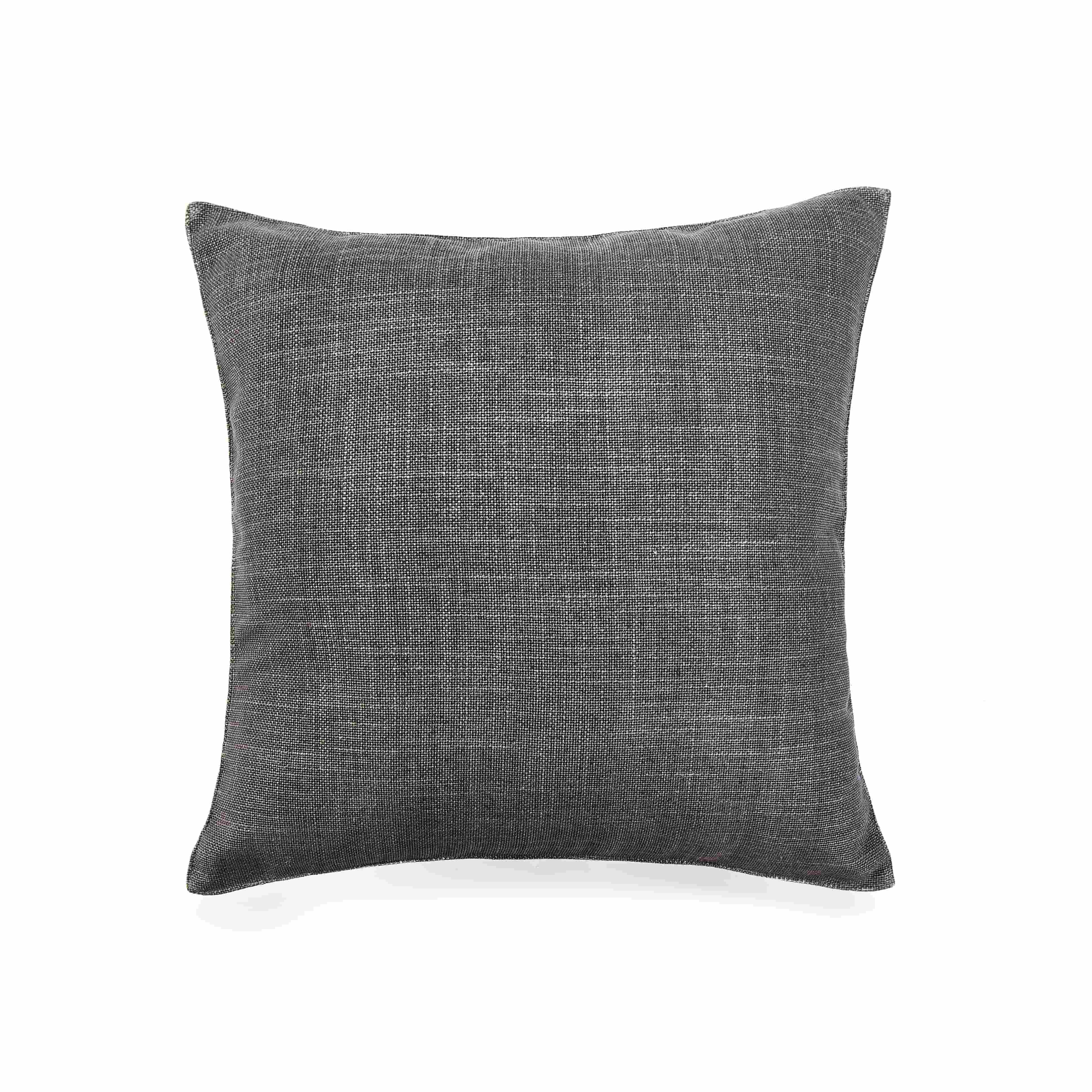AJ5-10 pillow 75.5%P, 10.4%C, 14.1%L